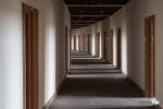 Die Zimmer sind leer, aber die langen Gänge im ehemaligen Flughafenhotel erzeugen tolle Perspektiven. (Foto: Eric)