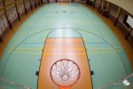 Dank ungewöhnlicher Perspektive ein besonderes Foto: Die Basketballhalle über der Abfertigungshalle. (Foto: Eric)