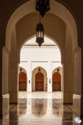 Der spiegelblanke Boden der 2009 eingeweihten Sultan-Qaboos-Moschee darf nur barfuß betreten werden (Foto: Eric)
