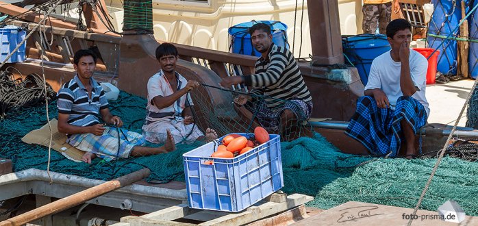 Am Hafen von Mirbat knüpfen Fischer neue Netze oder reparieren vorhandene (Foto: Eric)