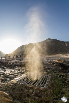 Bei den Klippen nahe Mughsayl findet man die sogenannten Spritzlöcher, in denen Wasser mit dem Druck der Wellen Felsschächte hochgedrückt wird und als Fontäne gen Himmel schießt (Foto: Eric)