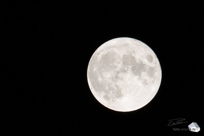 Spitze Lichtquellen wie den Mond fotografiert man am besten mit manuellem Fokus (Foto: Eric)
