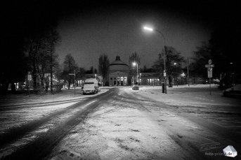 Silent Empty Winter Night - St.-Martins-Platz mit Blick auf die Aussegnungshalle des Ostfriedhofs (Foto: Eric Paul)
