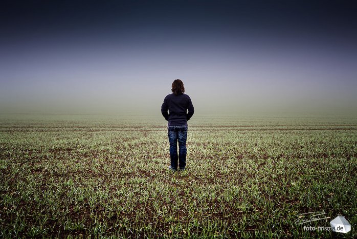 Der Klang der Stille - das vernebelte Feld dient als minimalistische Kulisse für ein emotionales Portrait. (Foto: Eric Paul)