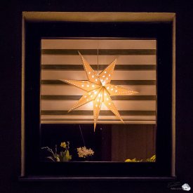 Schlich, aber wirkungsvoll: Ein Weihnachtsstern in einem Fenster. (Foto: Eric Paul)