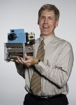 Steve Sasson mit der von ihm entwickelten ersten Digitalkamera der Welt (Quelle: stuttgarter-zeitung.de)
